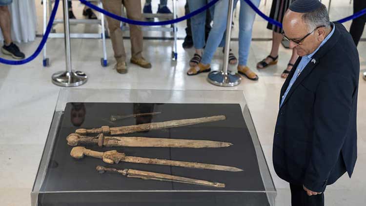 4 rímske meče nájdené v jaskyni v Izraeli