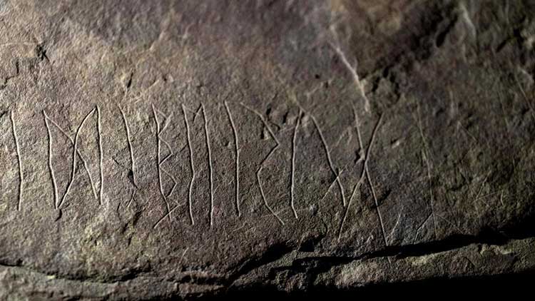 Dejiny vytesané v skalách s najstarším runovým písmom na svete