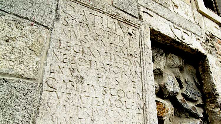 clanok-dejiny-vytesane-v-skalach-2-detektory-nox-c Nápis v Boldogu pri Senci.